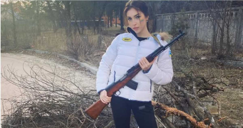 沙伯托娃在IG曬出拿槍照片。（圖／翻攝自IG@ms_nastya.arkhypova）