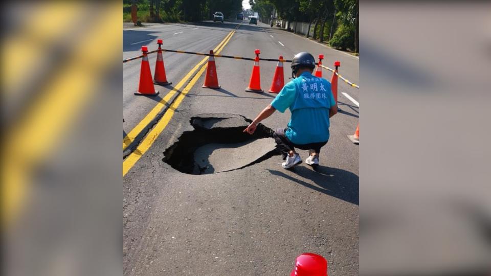 高雄路竹馬路出現天坑。（圖／翻攝臉書路竹夜未眠）