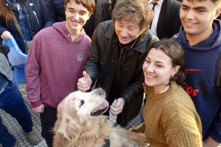 Javier Milei acostumbra a saludar a los perros cuando se topa con ellos en medio de su recorrido durante la campaña
