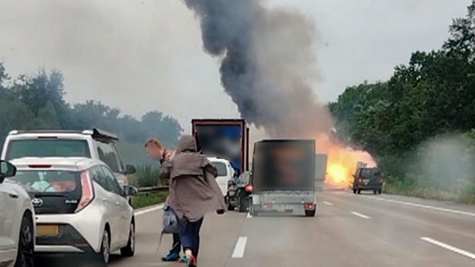 Mehrere Gasflaschen auf einem Laster explodieren nach einem Unfall auf der A2 in Sachsen-Anhalt. (Bild: -/TNN/dpa)