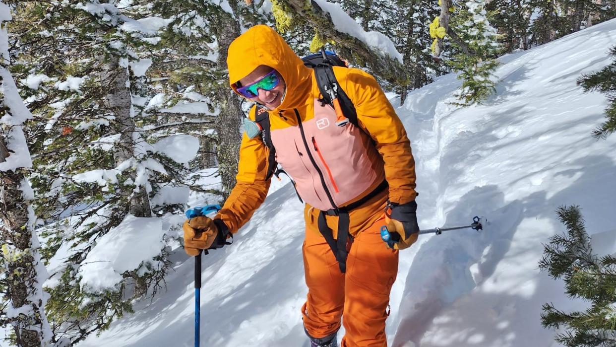  Woman wearing Ortovox Mesola ski jacket for skiing. 