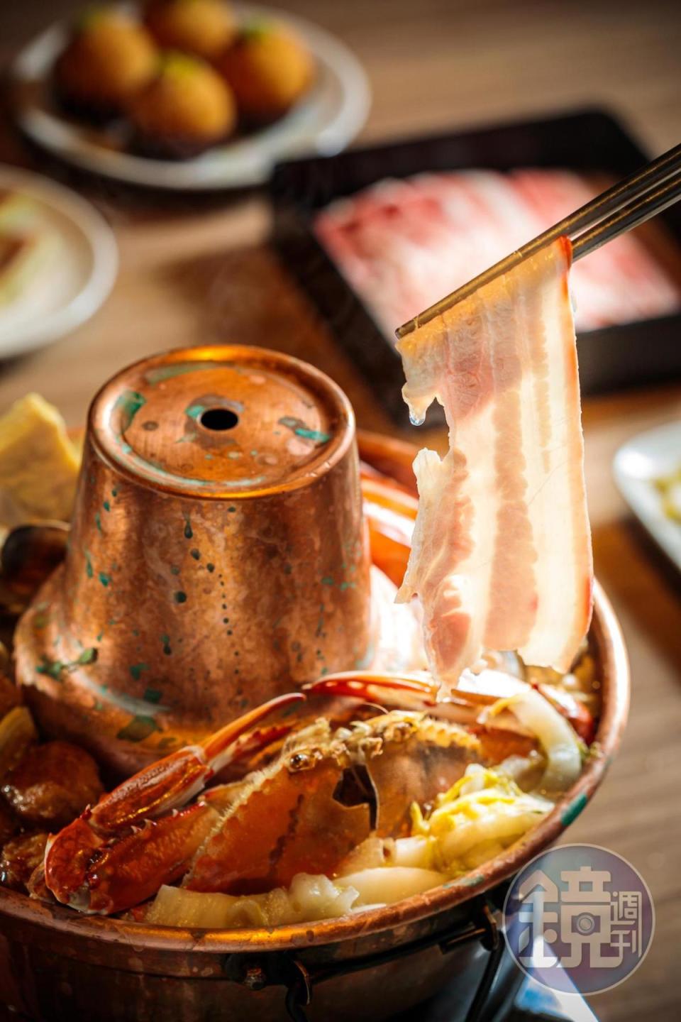 泰和樓的酸菜白肉鍋裡有大量的海鮮，湯頭喝來甘醇。