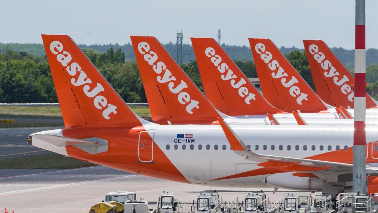 Nach tiefroten Zahlen in der Corona-Krise fährt der britische Billigflieger Easyjet sein Flugangebot stärker hoch als bisher geplant.