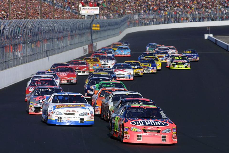 23 Nov 2001: Jeff Gordon driving the #24 DuPon t Chevrolet leads the pack at the start of the NASCAR Winston Cup New Hampshire 300 at the New Hampshire International Speedway in Loudon, New Hampshire. Digital Image. Mandatory Credit: Robert Laberge/ALLSPORT