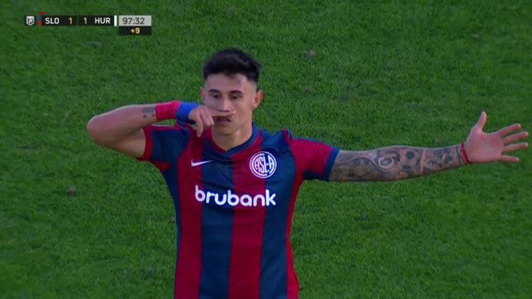 El festejo de Adam Bareiro que desató la bronca de los jugadores de Huracán; el delantero convirtió de penal y consiguió el 1-1 para San Lorenzo a los