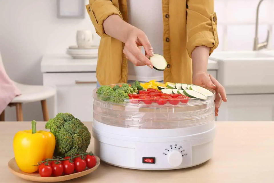 El deshidratador de alimentos se trata de un almacenamiento que cuenta con varios pisos con rejillas metálicas extraíbles.