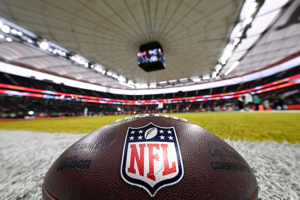 TOPSHOT - Er is een bal afgebeeld vóór de NFL-wedstrijd tussen de Miami Dolphins en de Kansas City Chiefs in het Waldstadion in Frankfurt am Main, West-Duitsland, 5 november 2023. (Foto door Kirill KUDRYAVTSEV / AFP) (Foto door KIRILL KUDRYAVTSEV/AFP via Getty Images)