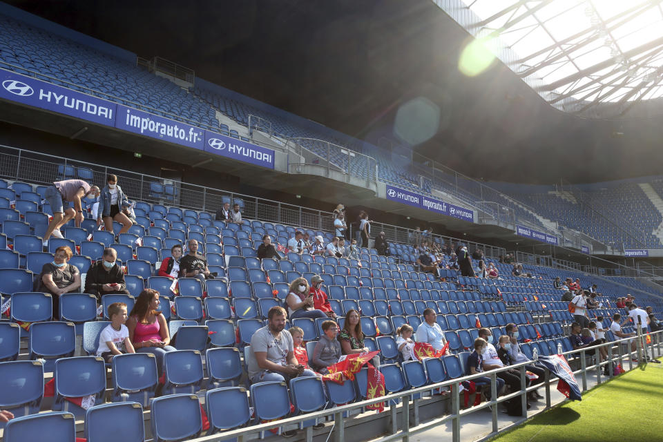 Hinchas en las gradas del estadio de Le Havre previo al partido amistoso entre Le Havre y París Saint Germain, el domingo 12 de julio de 2020. (AP Foto/Thibault Camus)