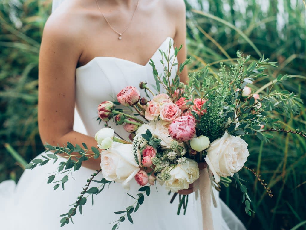 A bride holds a bouquet of flowers (Getty Images/iStockphoto)