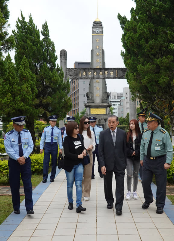 李棟樑特別關心故于親文中將遺孀與兩位女兒的狀況，請軍友社同仁與家屬保持聯繫，並提供必要的協助及相關服務照顧事宜。 （羅廣仁攝）                     