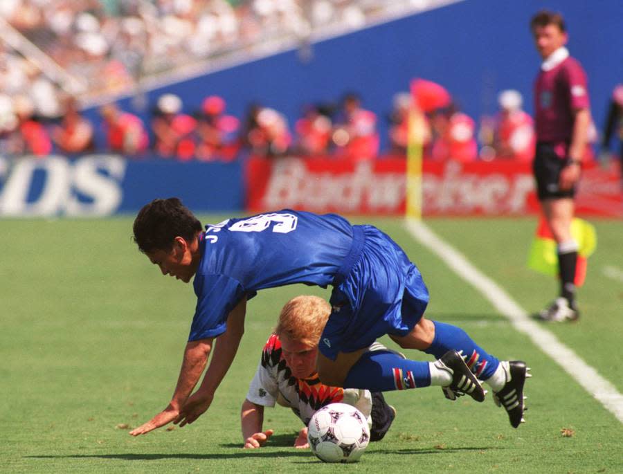 Das Team von Bundestrainer Berti Vogts kann beim Turnier in den USA nicht überzeugen. Beim Spiel gegen Südkorea wird "Effe" ausgewechselt und von den eigenen Fans ausgepfiffen. Effenberg reagiert mit ausgestrecktem Mittelfinger und höhnischem Lächeln. Vogts wirft ihn raus