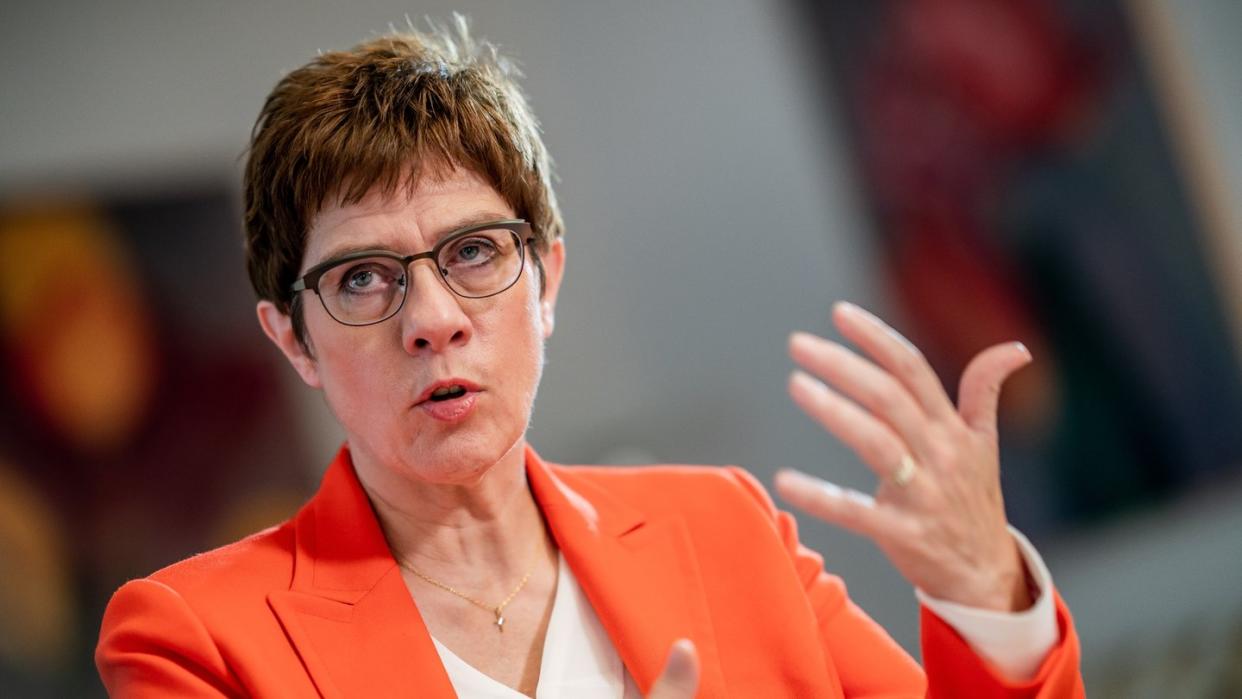 Laut Verteidigungsministerin Annegret Kramp-Karrenbauer beeinträchtigt die Situation in Syrien die Sicherheitsinteressen Europas und Deutschlands massiv.