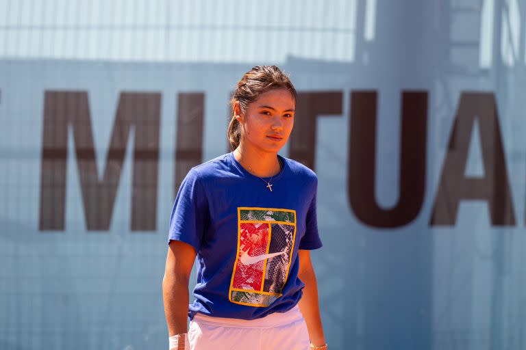 La tenista británica Emma Raducanu, campeona del US Open 2021 pero atravesando por un momento difícil, se retiró del torneo de Madrid y saldrá del Top 100