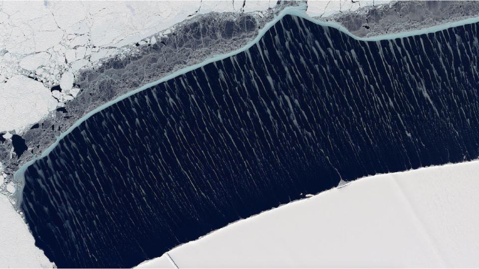 WINDSWEPT ICE SHELF IN WEDDELL SEA