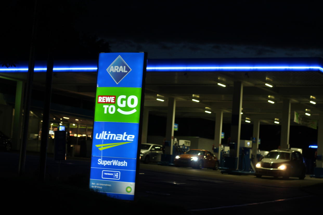 SCHWERTE, GERMANY - 2020/07/05: The photo shows an Aral petrol station in Schwerte, North Rhine-Westphalia. Germany's largest chain of petrol stations, Aral, wants to take the rewe-to-go shops in petrol stations into its own hands. (Photo by Lukas Pohland/Pacific Press/LightRocket via Getty Images)