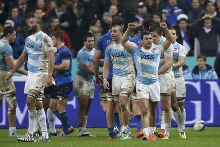 Argentina's players celebrate after winning their rugby union test match against France at the Stade de France in Saint-Denis near Paris, November 22, 2014. REUTERS/Charles Platiau