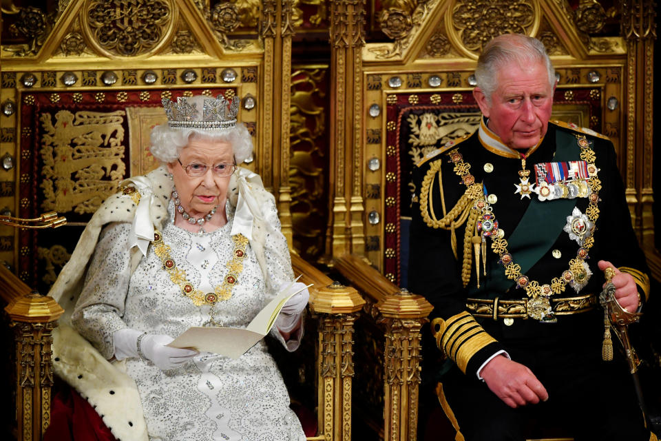 La reina y Carlos durante la apertura estatal del parlamento en 2019. (Reuters)