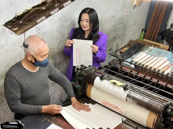 洪東漢（左）示範操作印刷機，圖右為議員應曉薇。（圖：議員辦公室提供）