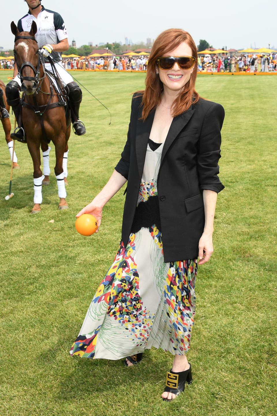 <h1 class="title">Julianne Moore performing the ceremonial ball toss</h1><cite class="credit">Photo: Getty Images</cite>