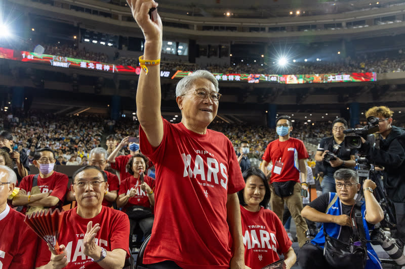 T1聯盟大巨蛋首戰特攻對戰神　吳東亮出席 台灣職籃T1聯盟13日在台北大巨蛋舉辦大巨蛋史上首 場職籃賽事，由新北中信特攻隊與台北戰神隊交手， 台新金董事長吳東亮（中）也現身場邊觀戰。 中央社記者翁睿坤攝　113年4月13日 