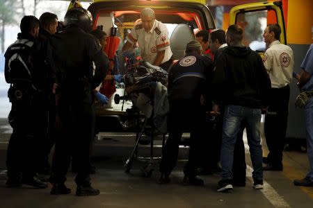 Israeli medics evacuate an Israeli man to Sha'are Zedek hospital in Jerusalem, December 7, 2015. REUTERS/Ammar Awad