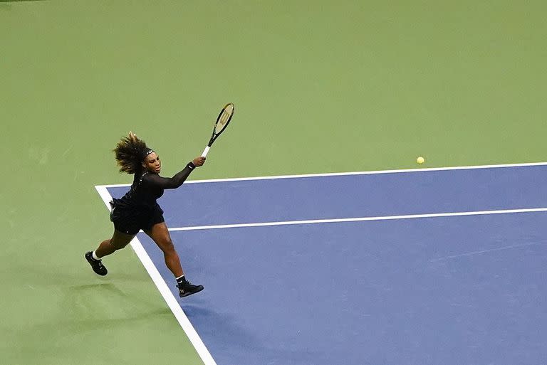 La devolución de Serena, plantada desde la base, con el brazo bien suelto para desplegar el impacto a pleno