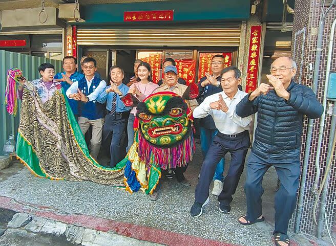 鍾進權師傅（右三）一輩子沿襲七崁武館師傅製作獅頭方式做紙糊獅頭，成為雲林縣無形文化資產保存者，雲林縣府文觀處長陳璧君（左五）等人19日到西螺貼紅榜致賀。（周麗蘭攝）