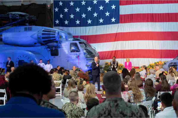Biden durante la cena de Acción de Gracias junto a elementos del Ejército de Estados Unidos.