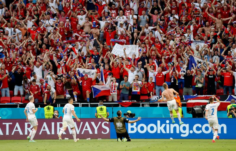 Foto del domingo de los futbolistas checos celebrando la victoria de su equipo ante Holanda por los octavos de final de la Eurocopa