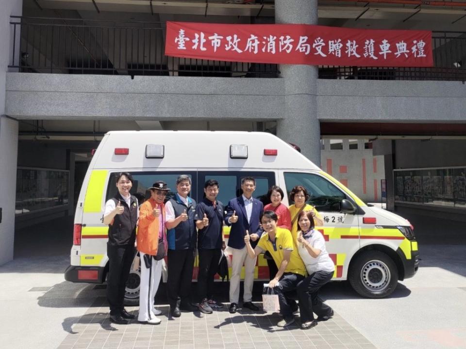民間陳玉梅慈善基金會助台北市消防局提升救護量能，二十二日再 捐贈一輛高頂救護車。（記者周閩生攝）