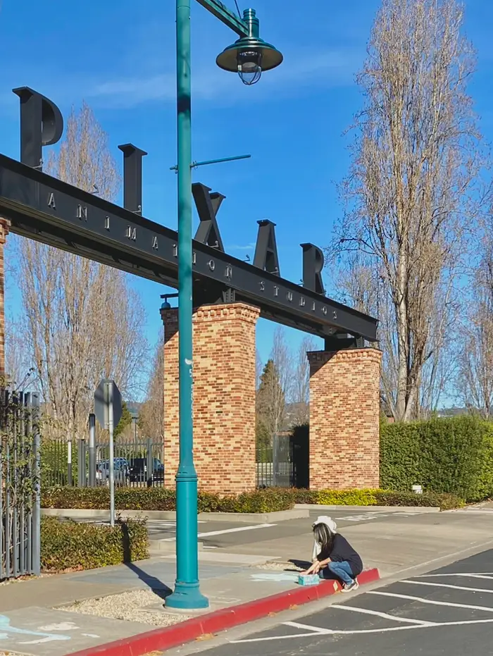 Plascencia beim Zeichnen vor dem Pixar-Eingang. - Copyright: Jessie Plascencia