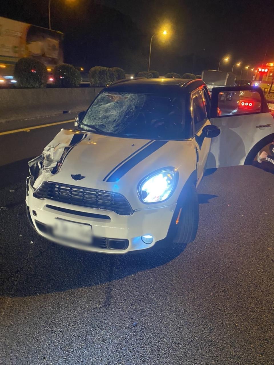 國三南下香山路段4日晚間發生重大車禍，轎車的擋風玻璃碎裂。（翻攝記者爆料網）