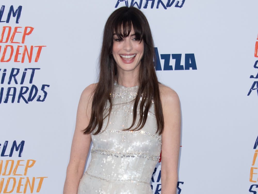 Inzwischen kann Anne Hathaway entspannt lachen - wie hier im Februar bei den Film Independent Spirit Awards in Santa Monica. (Bild: Charlie Steffens/ZUMA Press Wire)