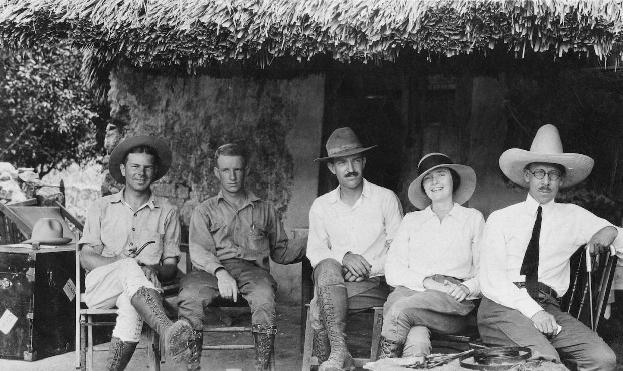 Primer equipo de la Institución Carnegie de Washington, Proyecto Chichén Itzá. De izquierda a derecha: J.O. Kilmartin, ingeniero; Monroe Amsden, arqueólogo asistente y pagador; E.H. Morris, arqueólogo a cargo de las excavaciones, Mrs. Morris, artista, y S.G. Morley, asociado de la Institución a cargo del Proyecto Chichen Itza. 21 de mayo de 1924. <a href="https://commons.wikimedia.org/wiki/File:Chichen_Itza_Project_staff_1924.tif" rel="nofollow noopener" target="_blank" data-ylk="slk:US Geological Survey/Wikimedia Commons;elm:context_link;itc:0;sec:content-canvas" class="link ">US Geological Survey/Wikimedia Commons</a>