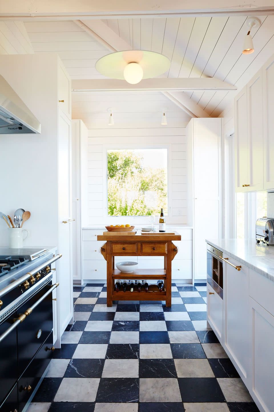 Modern Meets Rustic In These Perfectly Balanced Farmhouse Kitchens