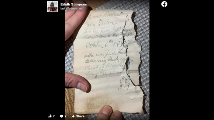 „James Ritchie und John haben diesen Boden in Trauer gelegt, aber sie haben den Whisky nicht getrunken.  1887  6. Oktober  Wer auch immer diese Flasche findet, könnte denken, dass unser Staub die Straße entlang weht“, heißt es in dem 135 Jahre alten Zettel laut Facebook-Post von Eilidh Stimpson.