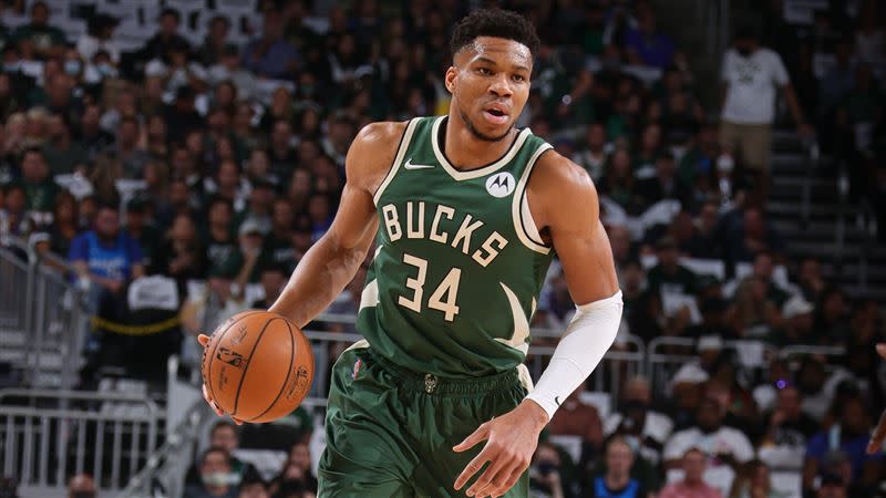 「字母哥」安戴托昆波（Giannis Antetokounmpo）繳出34分12籃板9助攻准「大三元」的表現。（圖／翻攝自NBA推特）