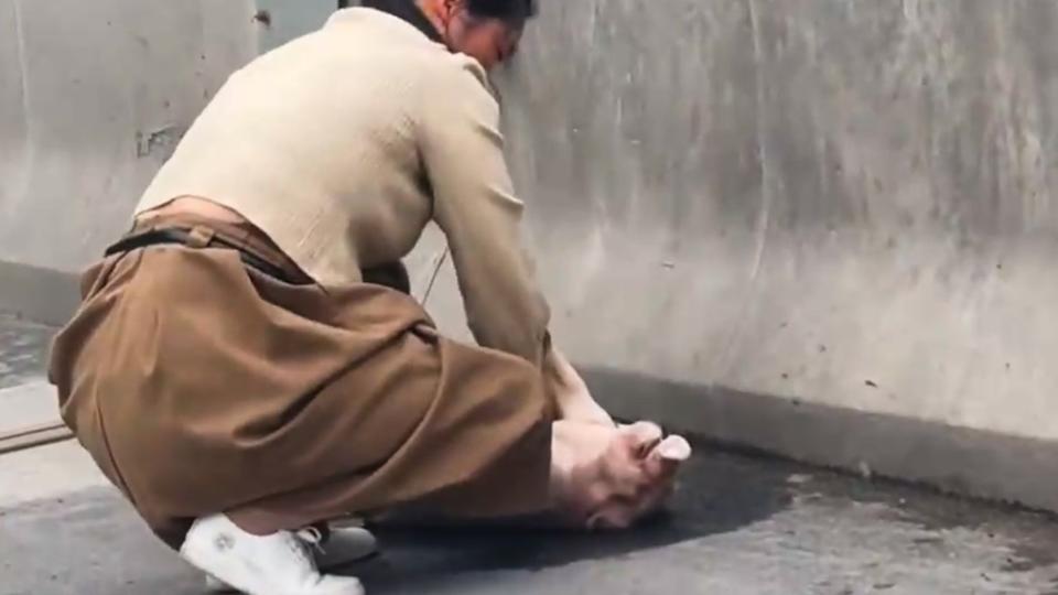A desperate pig owner performed CPR on his pet in the middle of a major road.