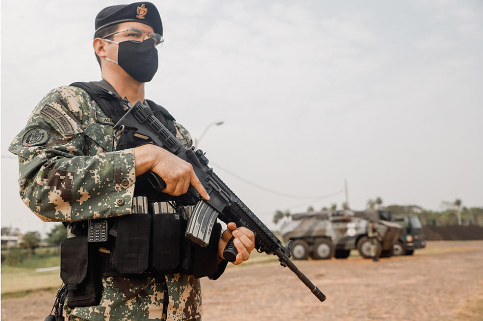 Un soldado en el cuartel general de la FTC en Concepción