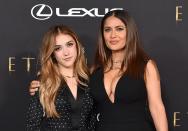 Salma Hayek est à l’affiche du nouveau film des studios Marvel : « Les Éternels ». Elle y donne la réplique à son amie Angelina Jolie. Les deux actrices, très proches, avaient d’ailleurs célébré ensemble l’anniversaire de l’actrice d’origine mexicaine. Ce lundi 18 octobre, elles se sont retrouvées sur le tapis rouge de l’avant-première du film, en compagnie de leurs enfants respectifs. Angelina Jolie était donc accompagnée de sa fille Zahara et du reste de la fratrie. Salma Hayek, elle, est venue avec sa fille unique : Valentina. Née du mariage de la comédienne et de François-Henri Pinault, la jeune fille de 14 ans a beaucoup grandi et ressemble de plus en plus à sa mère. Une belle complicité Valentina apparaît rarement en public mais à Los Angeles, ce lundi soir, elle est venue soutenir sa mère. Pour l’occasion, les deux femmes arboraient des tenues assorties. Salma Hayek portait une robe noire Gucci au décolleté plongeant, ornée d’une fente dorée laissant apparaître ses jambes. De son côté, sa fille était en robe Yves Saint Laurent noire à pois blancs. Même sourire, même regard : la ressemblance entre la mère et la fille est flagrante. Très proche, le duo se tient la main et s’affiche bras dessus bras dessous devant les photographes.L’interprète de « Frida » a eu sa fille à l’âge de 41 ans. Un choix qu’elle ne regrette pas comme elle l’a confié au « Telegraph » : « J'ai d'abord dû faire beaucoup de choses qui étaient importantes pour moi. Plus important encore, je l’ai eue avec la bonne personne à un moment où je pouvais vraiment me concentrer sur ma maternité. » Valentina se destine à une carrière dans le monde du cinéma, comme sa mère : « Elle dessine, elle veut tourner des films, autant en tant que réalisatrice que premier rôle, et elle écrit de bonnes pièces », déclare l’actrice de 53 ans à « Hello ! ». Très fière de sa fille, elle poursuit : « Parfois, quand je lis son travail, j’ai très envie de produire ses histoires. Mais elle m’arrête et me dit qu’elle le fera elle-même quand elle sera plus grande. »