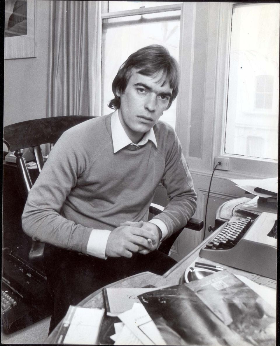 Amis at his writing desk in London, 1981 (Martin Lawrence/Daily Mail/Shutterstock)