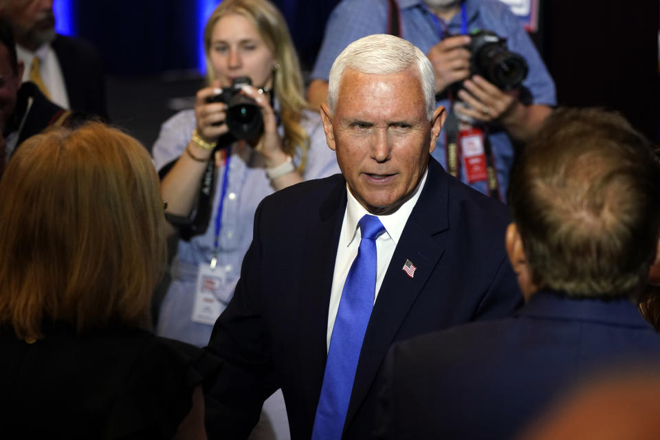 El ex vicepresidente Mike Pence, aspirante a la candidatura republicana a la presidencia, saluda a miembros del público en un acto de campaña, el miércoles 7 de junio de 2023, en Ankeny, Iowa. (AP Foto/Charlie Neibergall)