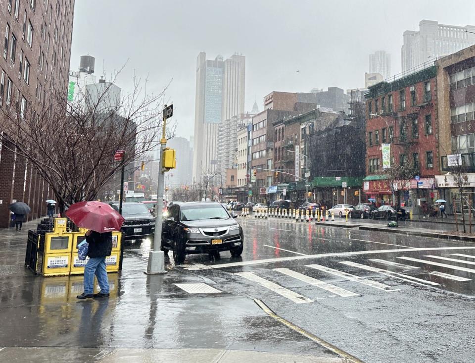 紐約市在本周進入強降雨天氣，自4月2日的陰雨連綿後，預計3日和4日還將有持續性大雨，並伴隨勁風。(記者張心／攝影)