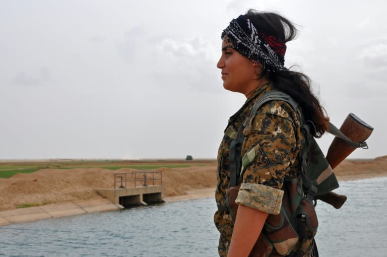 A female fighter from the Syrian Democratic Forces stands near Tishreen Farms, north of Raqa on May 2, 2017