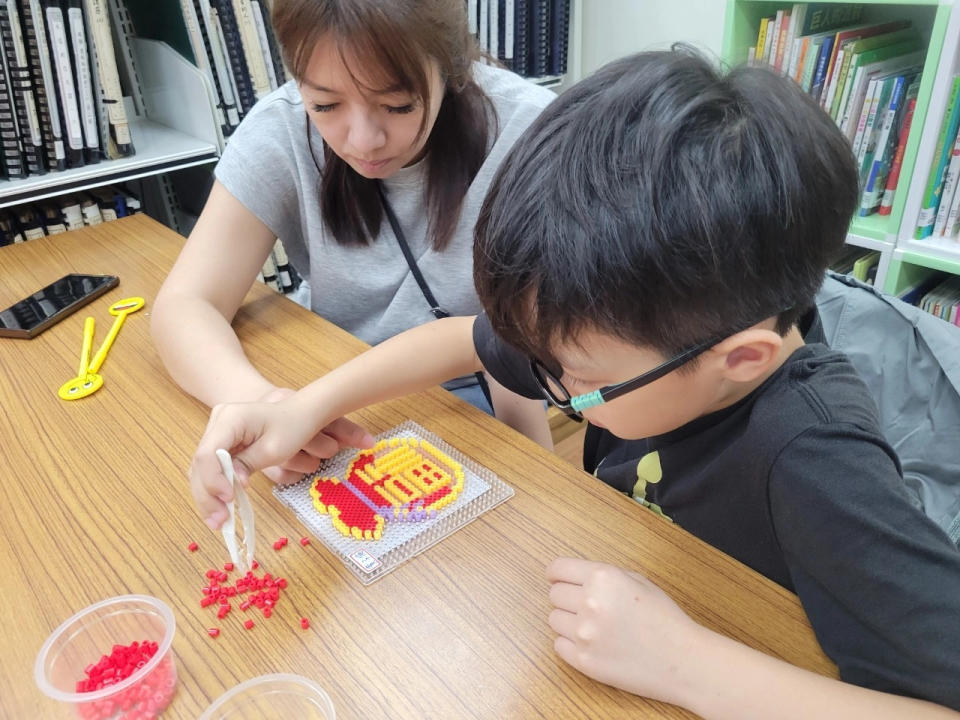 龍來拼拼豆豆：親子們製作拼豆春聯中。