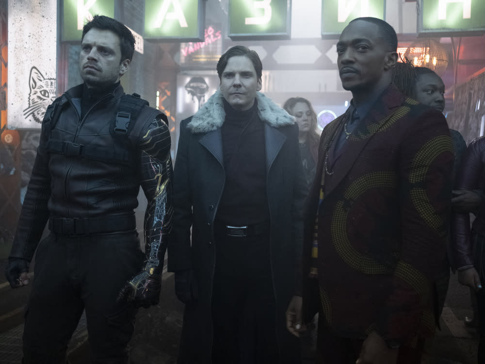 Der "Winter Soldier" (l., Sebastian Stan) und "Falcon" (r., Anthony Mackie) sind auf die Hilfe von Helmut Zemo (Daniel Brühl) angewiesen. (Bild: ©Marvel Studios 2021. All Rights Reserved.)