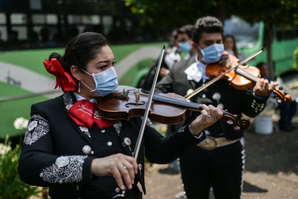 TOPSHOT - A mariachi band serenades the National Institute of Respiratory Diseases (INER) in Mexico City, on April 7, 2020 to give hope to those fighting COVID-19 and the medical personnel during the coronavirus pandemic. - The serenade was organized by the Tequila and Mezcal Museum with the aim of encouraging the sick and medical personnel and the whole of Mexico during the COVID-19 pandemic. (Photo by Pedro PARDO / AFP) (Photo by PEDRO PARDO/AFP via Getty Images)