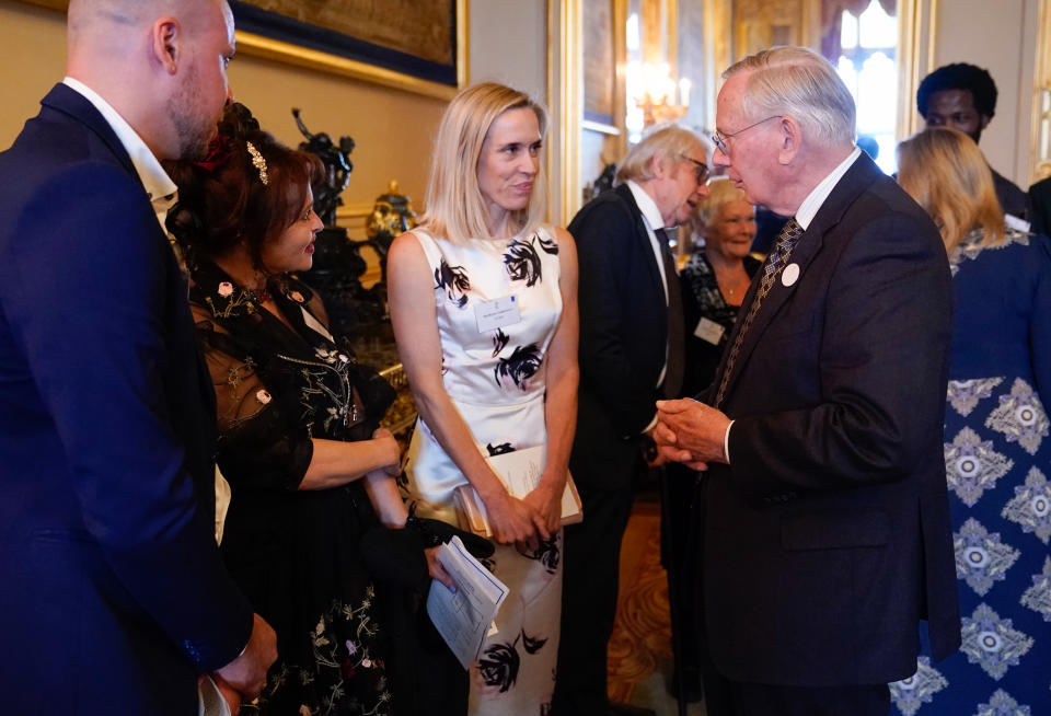 Der Duke of Gloucester (rechts) trifft Beth Cordingly (2. v. r.), Helena Bonham Carter and Connor Allen (links) (Bild: Getty).