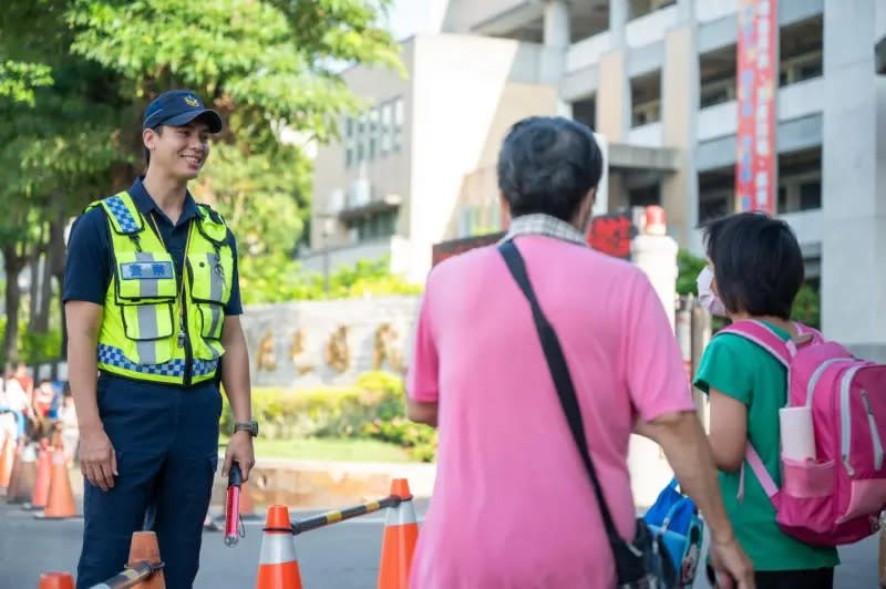 ▲交警在校園周邊執行護童專案，卻意外引來網友熱烈討論。（圖／翻攝自TCPB 局長室 ）