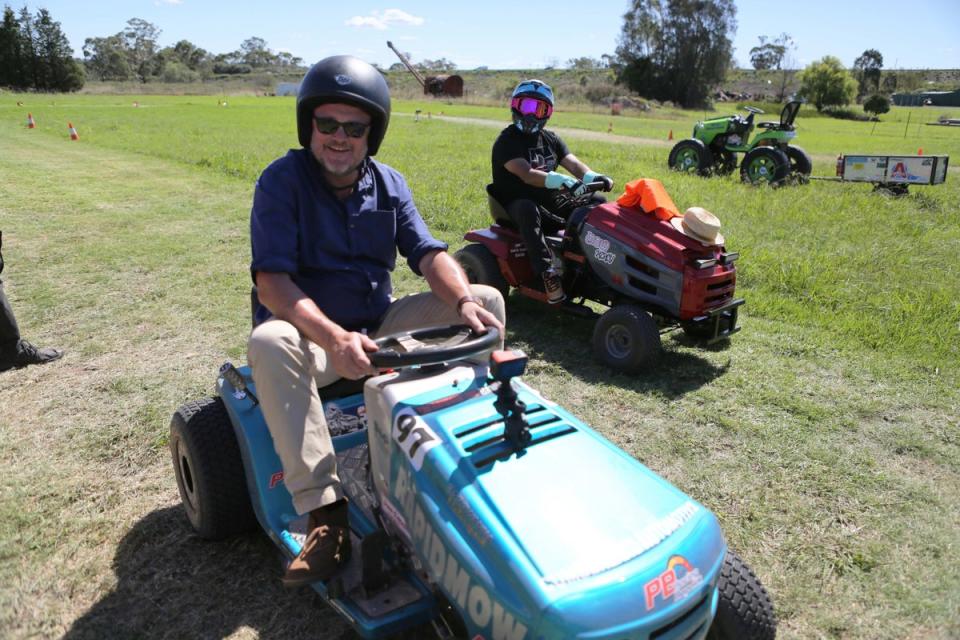 Kevin Kropinyeri & Al Murray tractor racing in Australia (Â© A&E Television Networks 1996-2023. All rights reserved.)